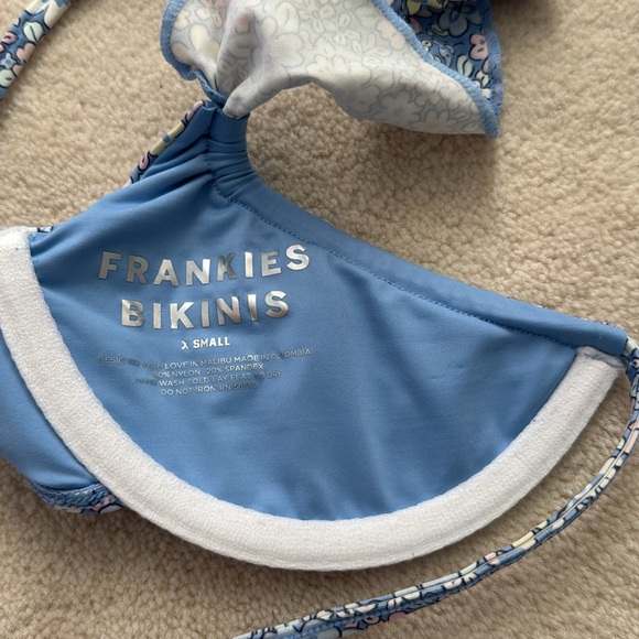 Light blue floral print bikini top with flutter shoulder straps and underwire. - Picture 2 of 3